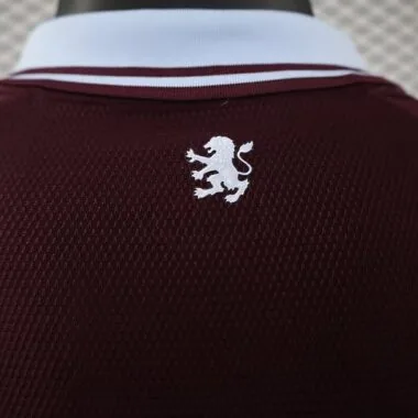 Immagine 2 dell’album Maglie da calcio dell’Aston Villa, versione per giocatori in casa, 26-27