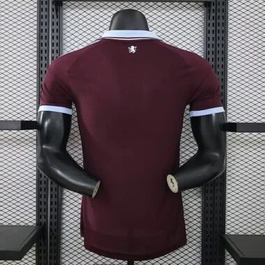 Immagine 3 dell’album Maglie da calcio dell’Aston Villa, versione per giocatori in casa, 26-27