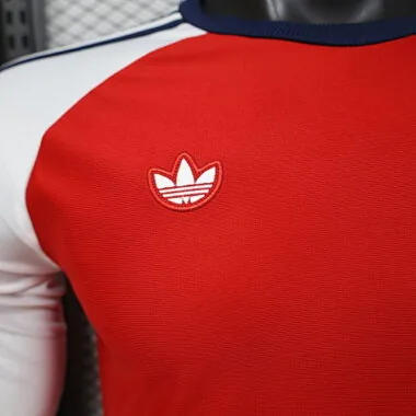 Immagine 3 dell’album 26-27 Maglie da calcio speciali dell’Arsenal a maniche lunghe