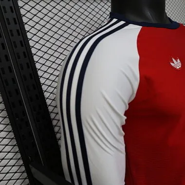 Immagine 5 dell’album 26-27 Maglie da calcio speciali dell’Arsenal a maniche lunghe