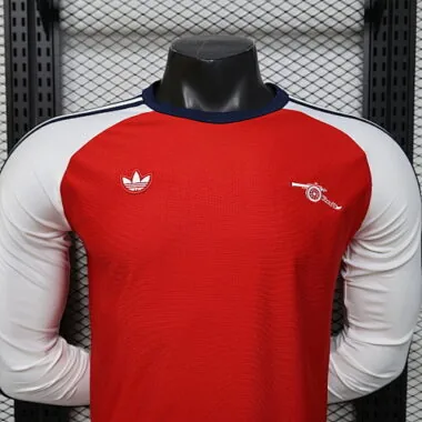 Immagine 7 dell’album 26-27 Maglie da calcio speciali dell’Arsenal a maniche lunghe