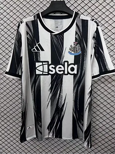 Maillots de football spéciaux Newcastle United n° 26 et 27