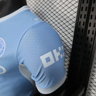 Fußballtrikots von Manchester City für Heimspiele, Spielerausführung, 26–27 Albumbild 3
