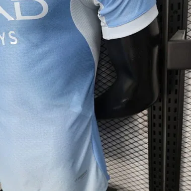 Fußballtrikots von Manchester City für Heimspiele, Spielerausführung, 26–27 Albumbild 4