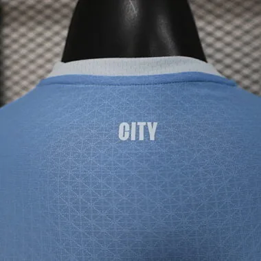 Fußballtrikots von Manchester City für Heimspiele, Spielerausführung, 26–27 Albumbild 9