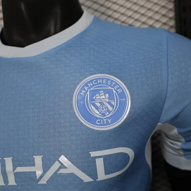 Fußballtrikots von Manchester City für Heimspiele, Spielerausführung, 26–27 Albumbild 11