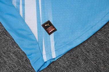 Image 10 de l’album Maillot à manches courtes et pantalon domicile Manchester City 25-26