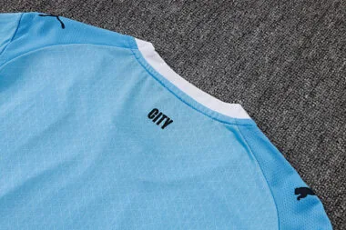 Image 12 de l’album Maillot à manches courtes et pantalon domicile Manchester City 25-26