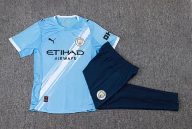 Image 22 de l’album Maillot à manches courtes et pantalon domicile Manchester City 25-26