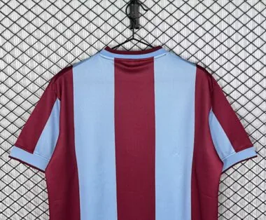 Image 4 de l’album Maillots de football rétro « domicile » d’Aston Villa, saison 99-00