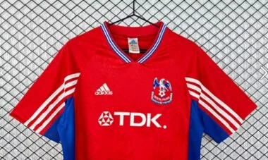 Imagem 2 do álbum Camisolas de futebol retro do Crystal Palace (jogos em casa) da época 98-99