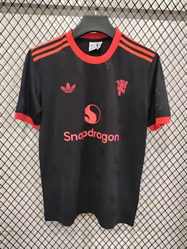Maillots de football spéciaux de Manchester United n° 25 et 26