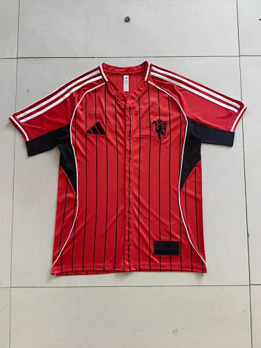 Maillots de football de Manchester United n° 25 et 26