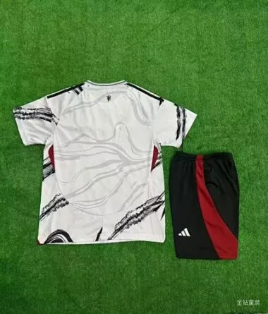 Image 2 de l’album Maillots de football pour enfants « Man United Special » n° 25-26