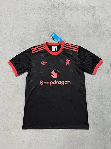 Maillots de football spéciaux de Manchester United n° 25 et 26