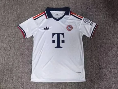 26–27 Bayern-Auswärtstrikots