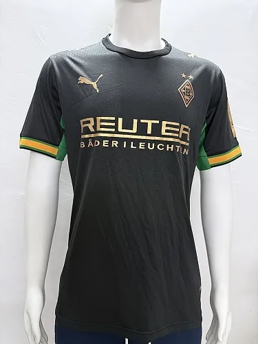 Fußballtrikots 26–27 von Mönchengladbach (Auswärtstrikots, Spielerausführung)
