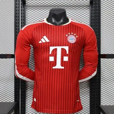 26–27 Bayern-Heimtrikots für Spieler