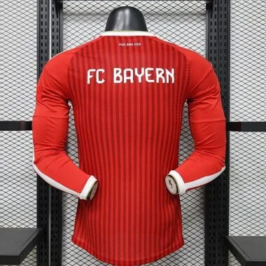 26–27 Bayern-Heimtrikots für Spieler Albumbild 2