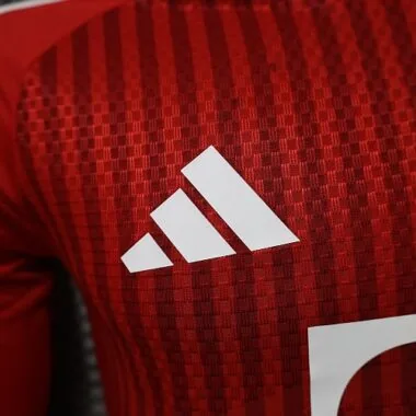 26–27 Bayern-Heimtrikots für Spieler Albumbild 3
