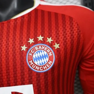 26–27 Bayern-Heimtrikots für Spieler Albumbild 4