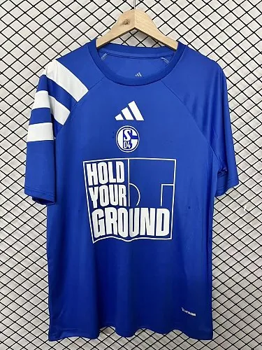 26–27 Schalke-Fußballtrikots