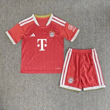 26–27 Bayern-Heimtrikots für Kinder