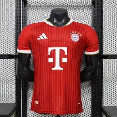 26–27 Bayern-Heimtrikots für Spieler