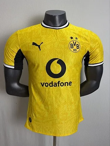 Fußballtrikots der Spieler von Dortmund für die Heimspiele 26–27