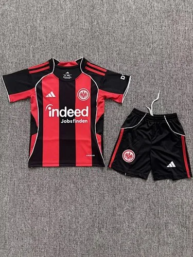 25–26 Frankfurt – Heimtrikots für Kinderfußball
