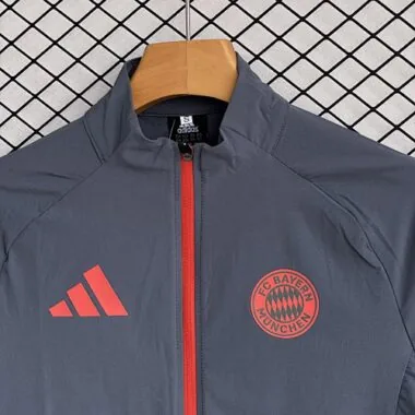 Imagem 2 do álbum 25-26 Bayern Windbreaker Jackets