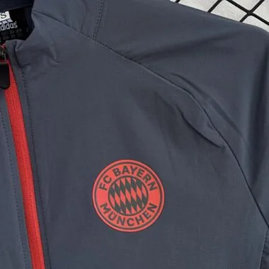 Imagem 3 do álbum 25-26 Bayern Windbreaker Jackets