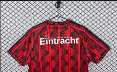 Imagem 3 do álbum Camisolas de futebol retro da equipa da casa do Frankfurt, da época 95-96