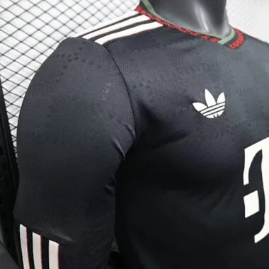Immagine 4 dell’album Maglie da calcio Bayern 25-26, versione "Third Player"