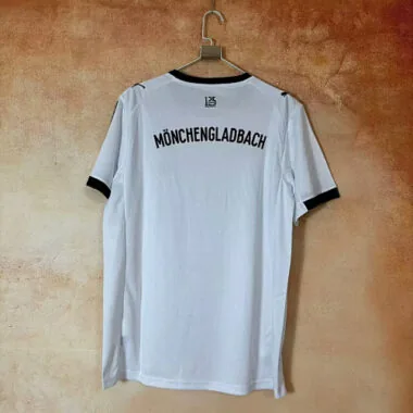 Imagen 2 del álbum Camisetas de fútbol del Mönchengladbach para los partidos en casa de los días 25 y 26