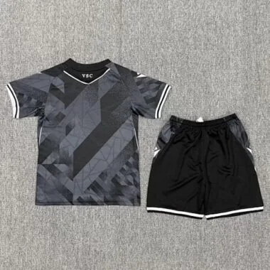 Imagen 2 del álbum Camisetas de fútbol infantiles para el partido fuera de casa del Guimaraes del 25 y 26