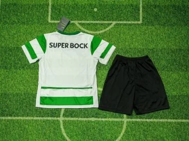 Image 2 de l’album Maillots de foot pour enfants du Sporting Lisbonne (numéros 25 et 26) – Modèle domicile