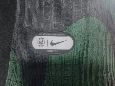 Imagem 2 do álbum Camisolas de futebol do Sporting de Lisboa, versões para o terceiro jogador, n.ºs 25 e 26
