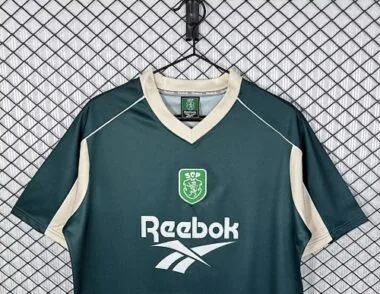 Image 2 de l’album Maillots de football rétro spéciaux du Sporting Lisbonne 00-01