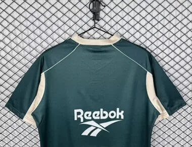 Image 4 de l’album Maillots de football rétro spéciaux du Sporting Lisbonne 00-01