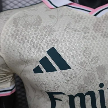 Imagem 3 do álbum Camisolas de futebol do Real Madrid, Versão Especial de Jogador, 26-27