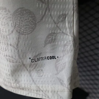 Imagem 6 do álbum Camisolas de futebol do Real Madrid, Versão Especial de Jogador, 26-27