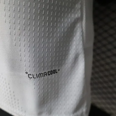 Imagen 3 del álbum Camisetas de fútbol del Real Madrid, versión especial de jugador, 26-27