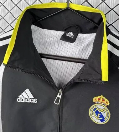 Immagine 2 dell’album 06-07 Real Madrid Retro Windbreaker Jackets