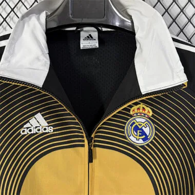 Imagem 4 do álbum Casacos-cortavento do Real Madrid 26-27