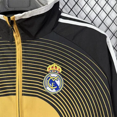 Imagem 7 do álbum Casacos-cortavento do Real Madrid 26-27
