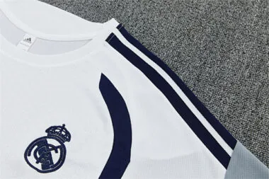 Imagem 3 do álbum Fato de treino de futebol do Real Madrid 26-27