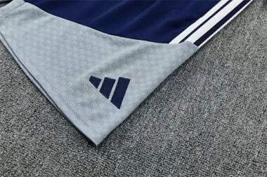 Imagem 8 do álbum Fato de treino de futebol do Real Madrid 26-27