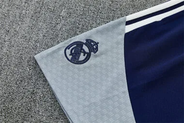 Imagem 14 do álbum Fato de treino de futebol do Real Madrid 26-27