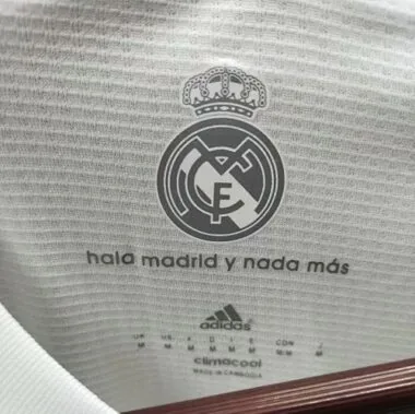 Image 3 de l’album 2015/16 Real Madrid Retro Soccer Jerseys